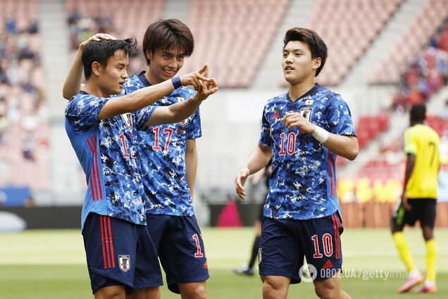 Такефуса Кубо (слева) празднует гол