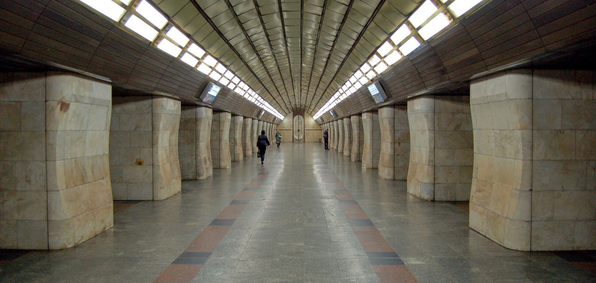 Пилоны станции облицованы белым мрамором