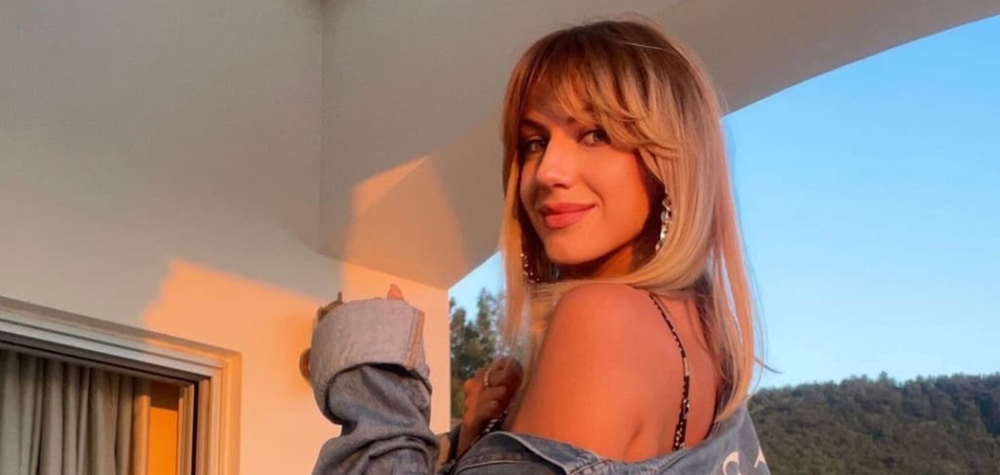 Никитюк показала пресс в коротком топе