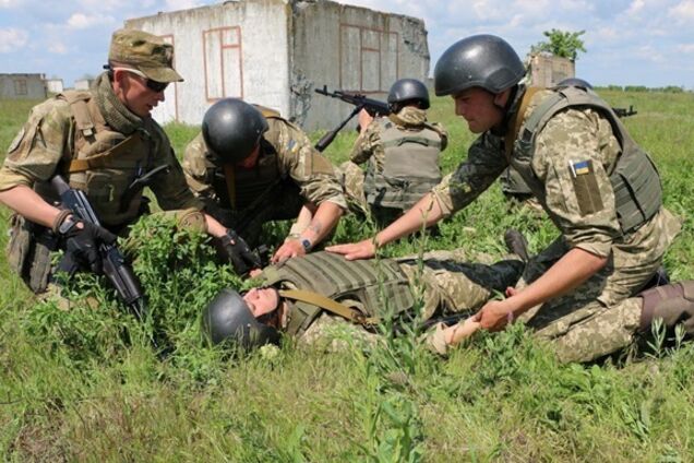 Воин ВСУ получил ранения во время обстрела вблизи Луганского на Донбассе