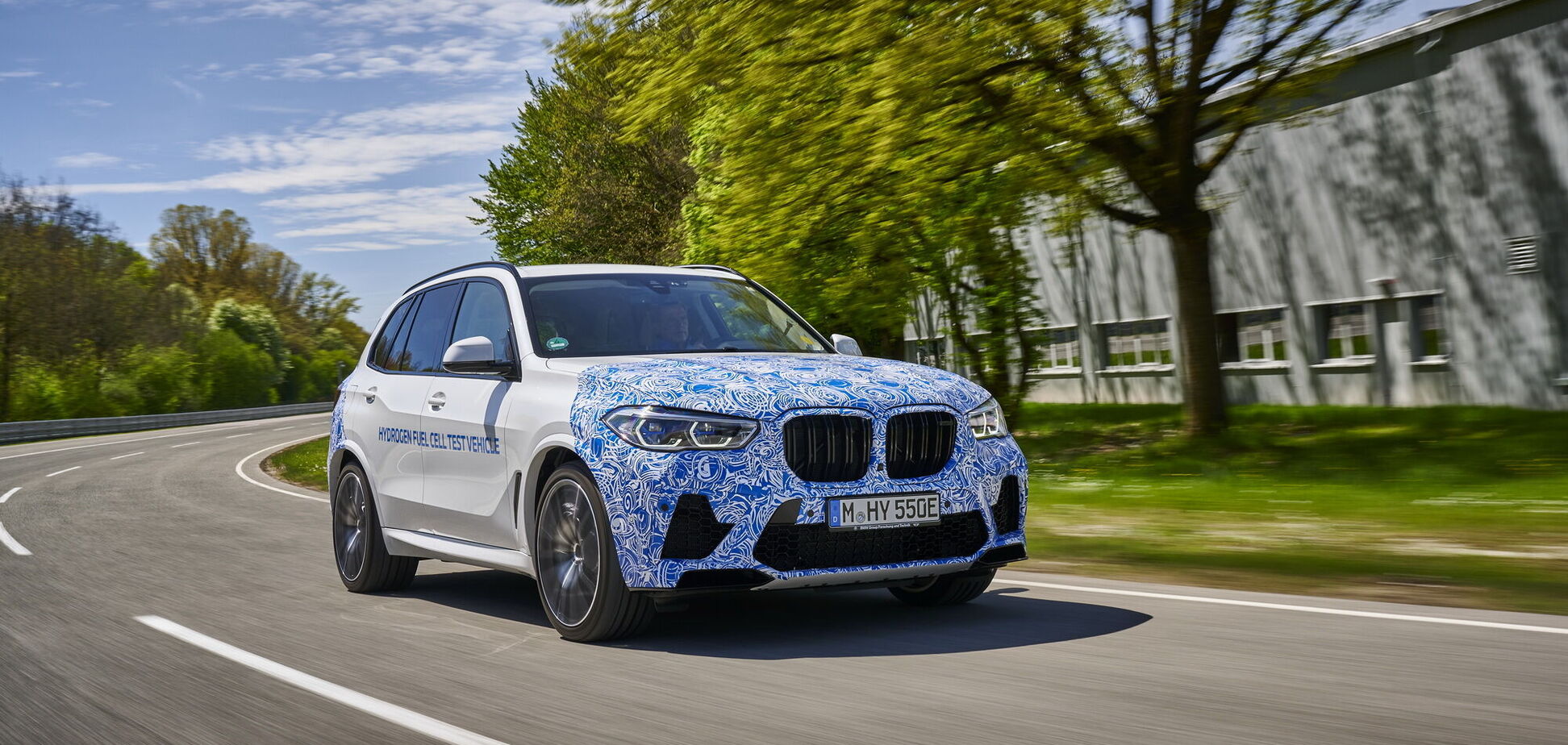 BMW почала тести кросовера i Hydrogen NEXT на водні