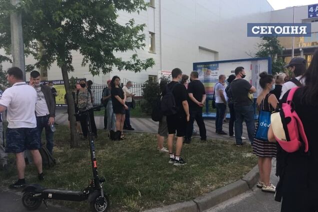 В Киеве Центр вакцинации от COVID-19 начал работать в будние дни: на прививку выстроились очереди. Фото, видео