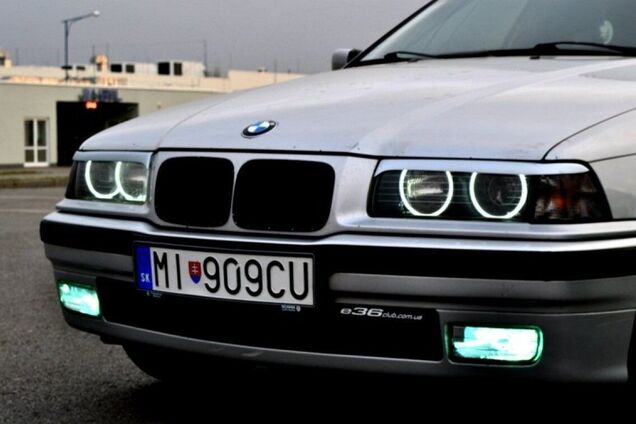 Автомобіль з європейськими номерами