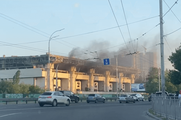 В Киеве горел недостроенный Ледовый стадион. Фото и видео