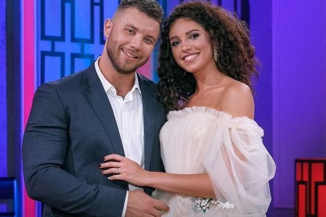 Анна Богдан показала страстный поцелуй с 'Холостяком' посреди пустыни