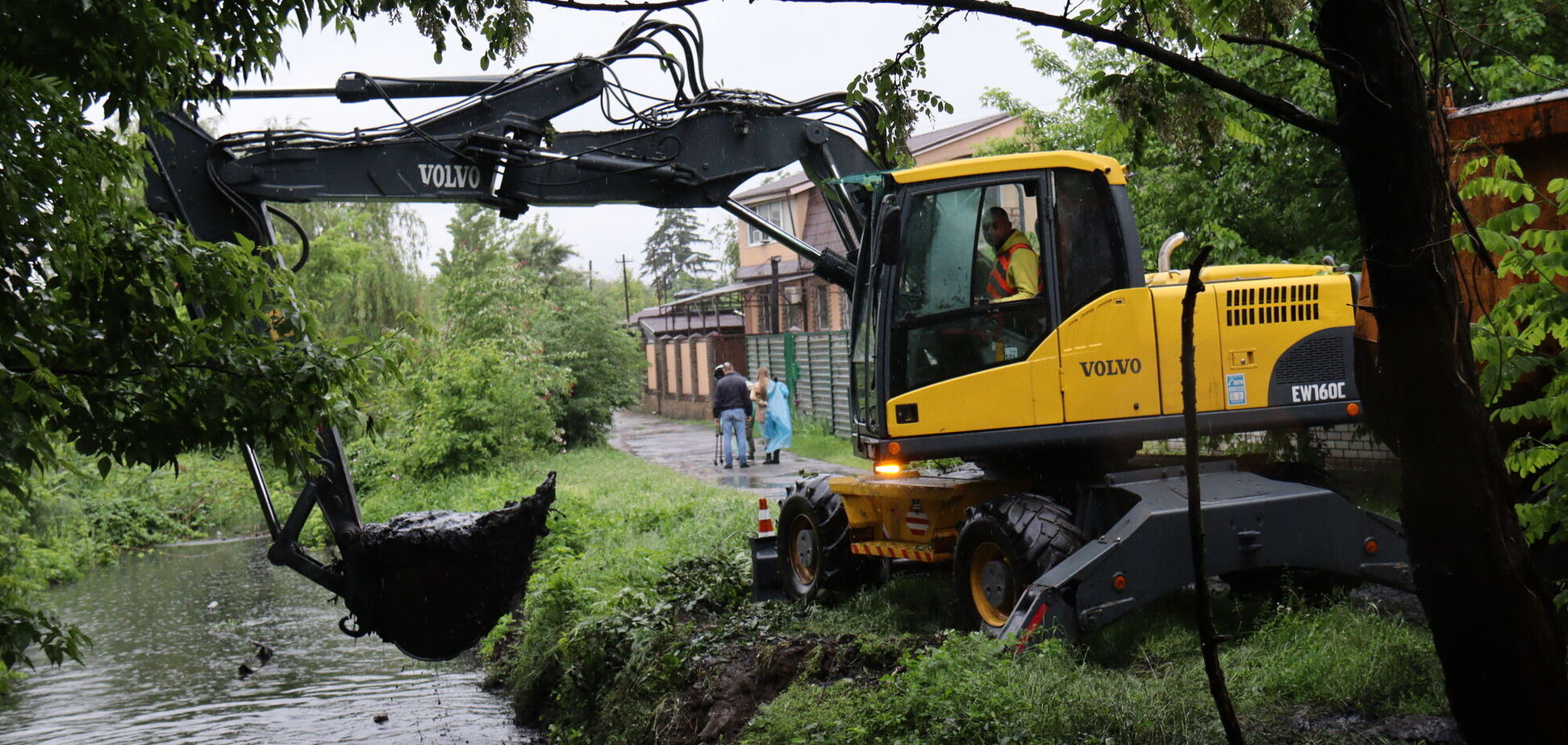 В Днепре расчищают канал Гнилокиш, чтобы предотвратить подтопление частных домовладений