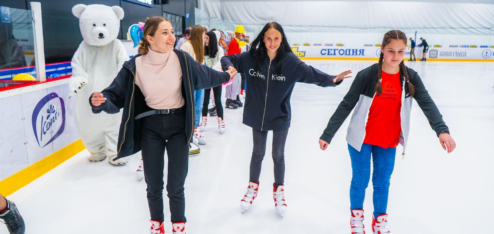 На базе ледовой арены Mariupol Ice Center открыли первый в Украине летний детский лагерь на льду