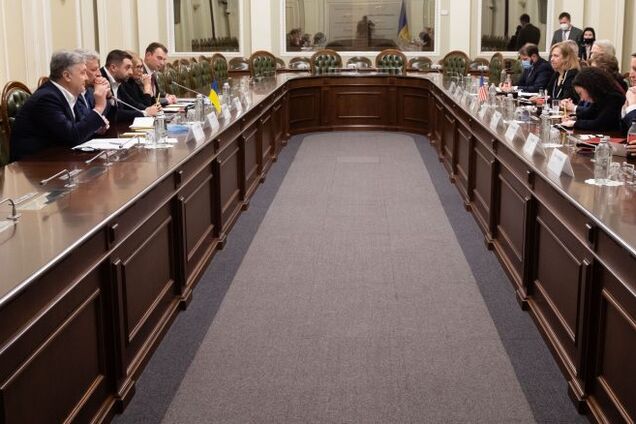 Порошенко призвал американских сенаторов помочь встрече Зеленского и Байдена