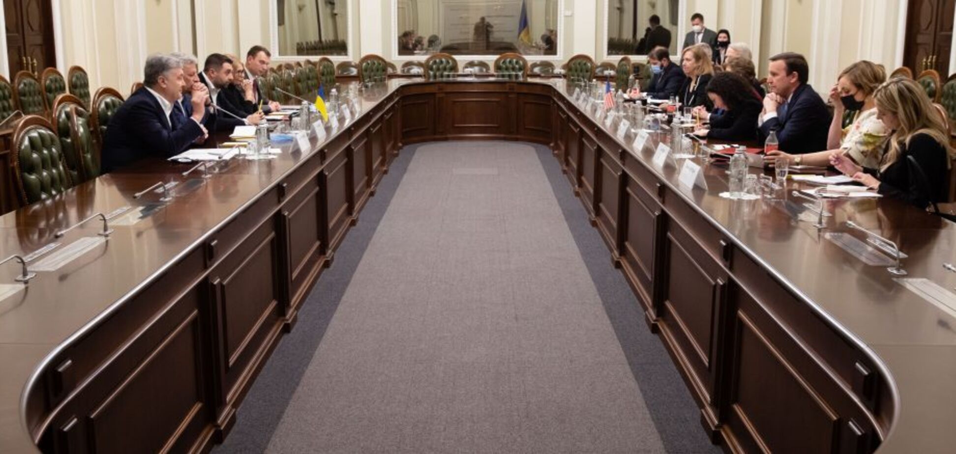 Порошенко призвал американских сенаторов помочь встрече Зеленского и Байдена