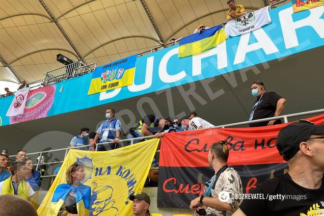 Украинские фанаты в Бухаресте исполнили 'Червону руту'