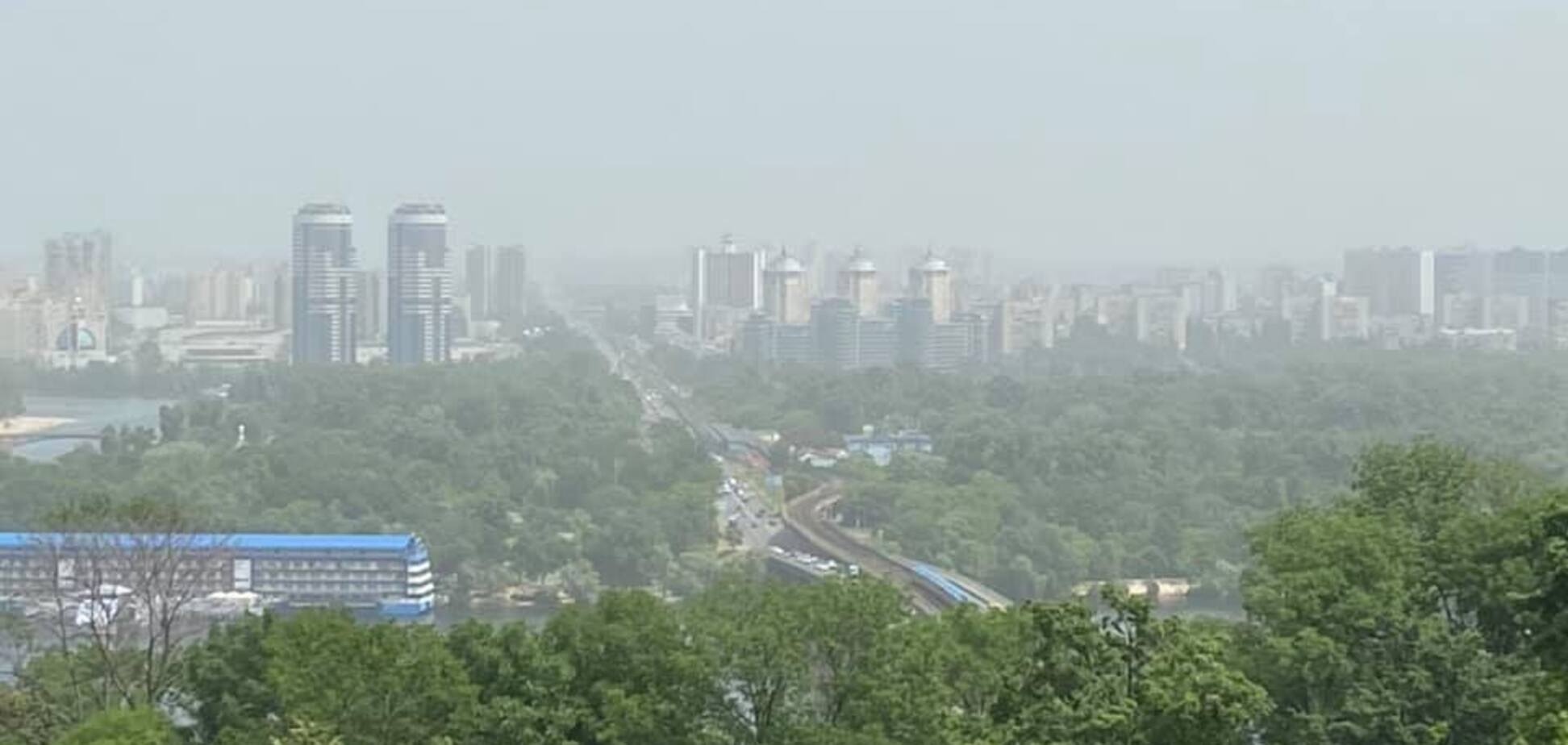 Смог у Києві затримається: синоптики розповіли, коли стихне пилова буря