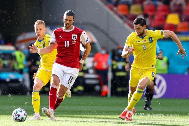 Роман Яремчук (праворуч) в матчі з Австрією