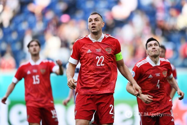 Артем Дзюба (по центру)