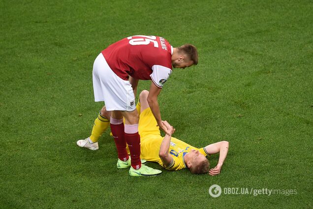Зинченко утешает игрок сборной Австрии после финального свистка