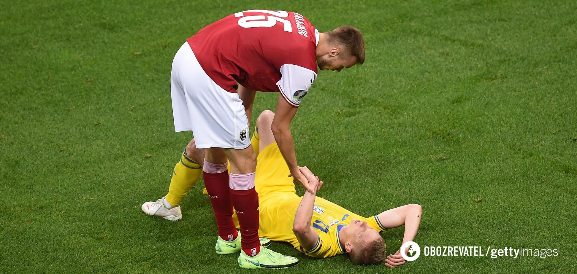 Зинченко утешает игрок сборной Австрии после финального свистка