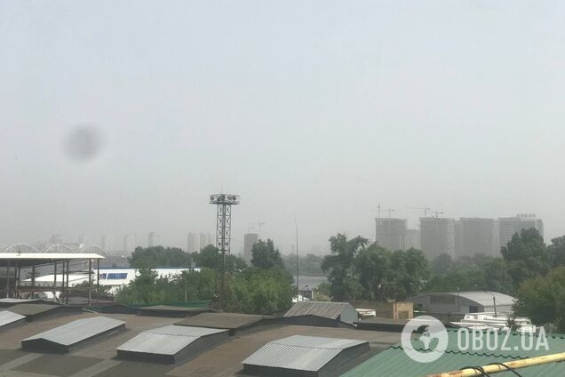 Київ через сильну спеку накрив смог, а в повітрі підвищена концентрація пилу. Фото, відео
