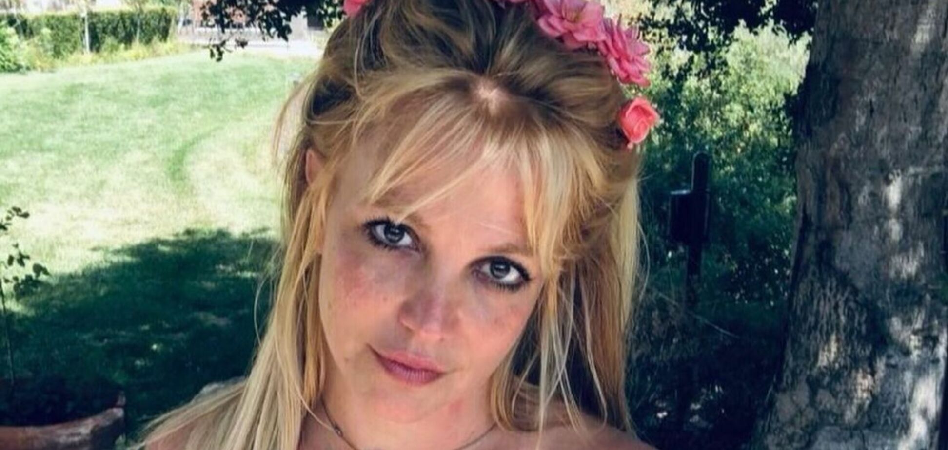 Бритни Спирс вышла в свет в помятой рубашке и коротких шортах. Фото