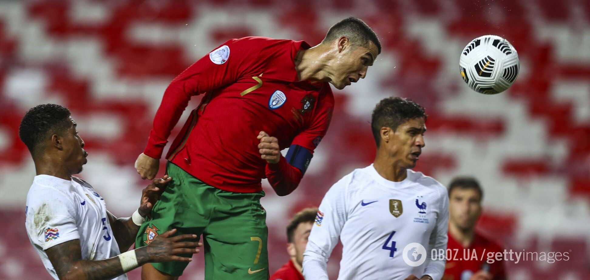 Криштиану Роналду бьет головой