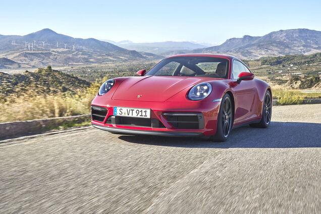 Легендарный Porsche 911 обзавелся новыми версиями GTS