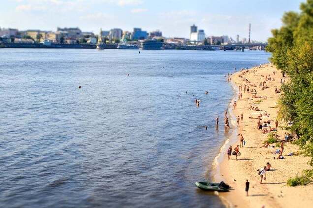 В центре Киева вместо травы решили покосить песок на пляже. Видео