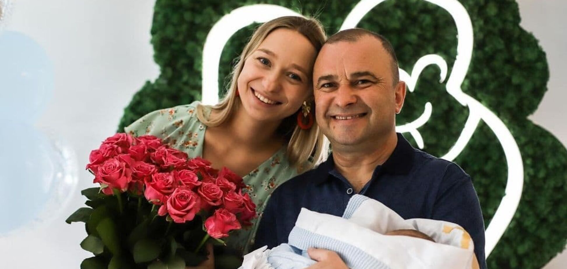 Жена Виктора Павлика показала фото с выписки из роддома со своими близкими