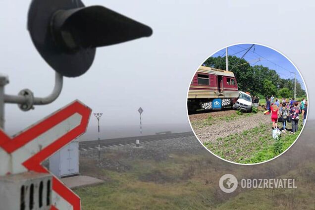 Под Харьковом поезд снес микроавтобус на переезде. Фото и видео