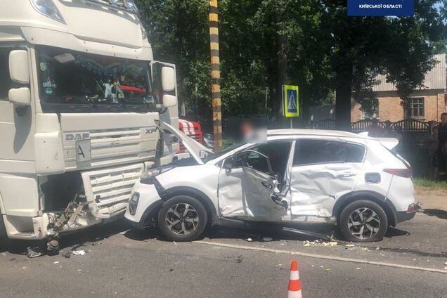 Под Киевом столкнулись фура и внедорожник, среди пострадавших двое детей. Фото