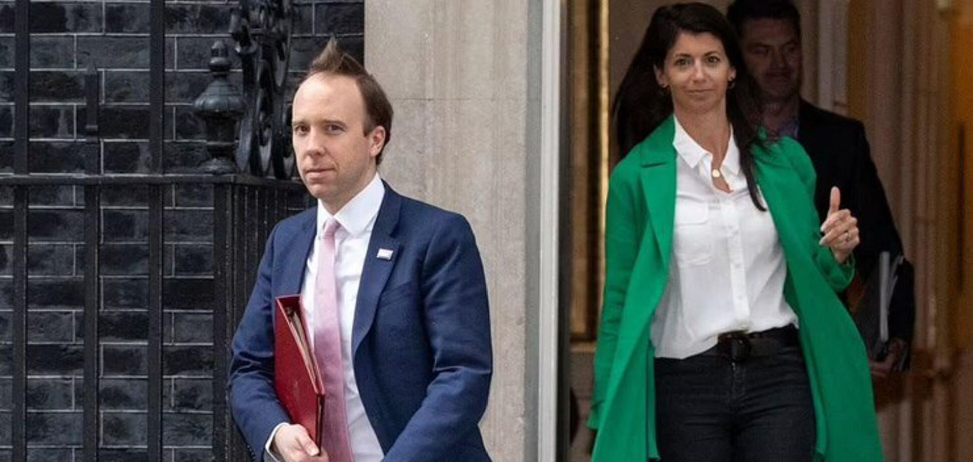 Министр поцеловал сотрудницу и ушел в отставку