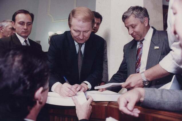 Фото с ночи принятия Конституции Украины