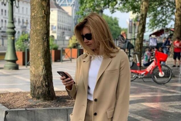 Олена Зеленська прийшла на зустріч у стильному бежевому костюмі. Фото