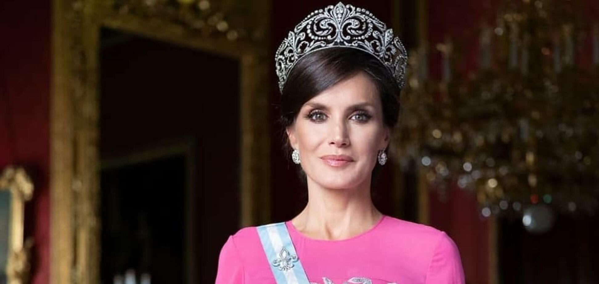 Королева Летиція з'явилася на публіці в сукні від Вікторії Бекхем. Фото