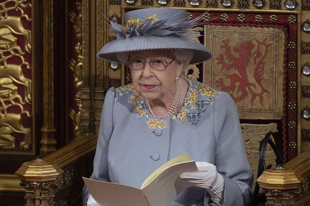 Елизавета II вышла в свет в элегантном голубом образе. Фото