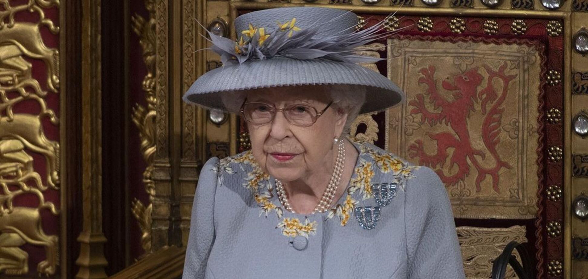 Елизавета II вышла в свет в элегантном голубом образе. Фото