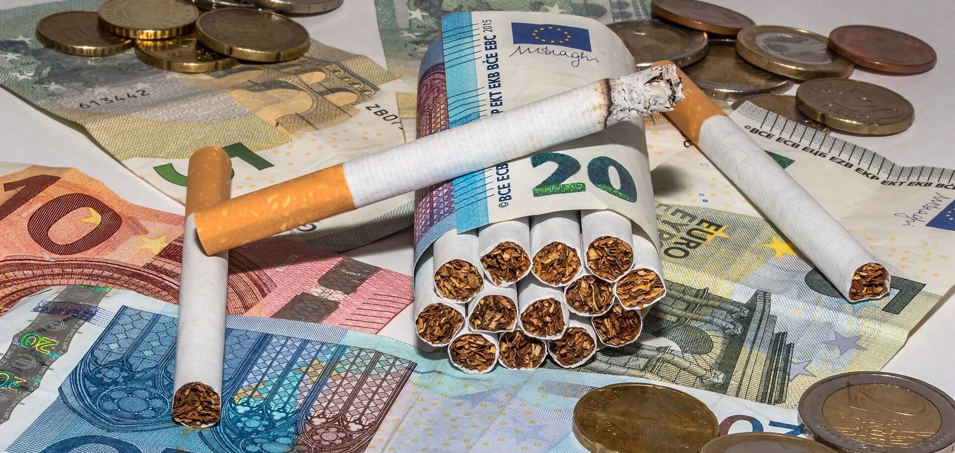 Фірми екс-прикордонника ввозили в Україну нелегальні цигарки: розкрито схему