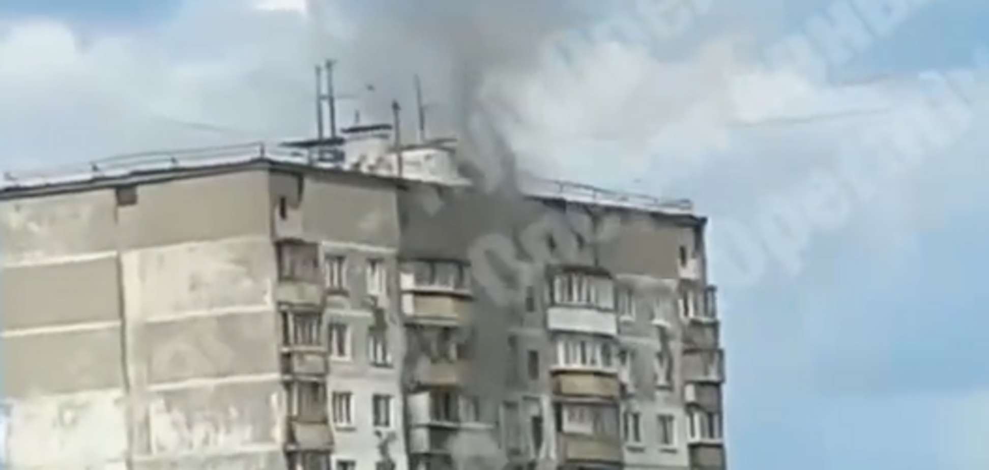 В Киеве вспыхнул масштабный пожар в многоэтажном доме. Видео
