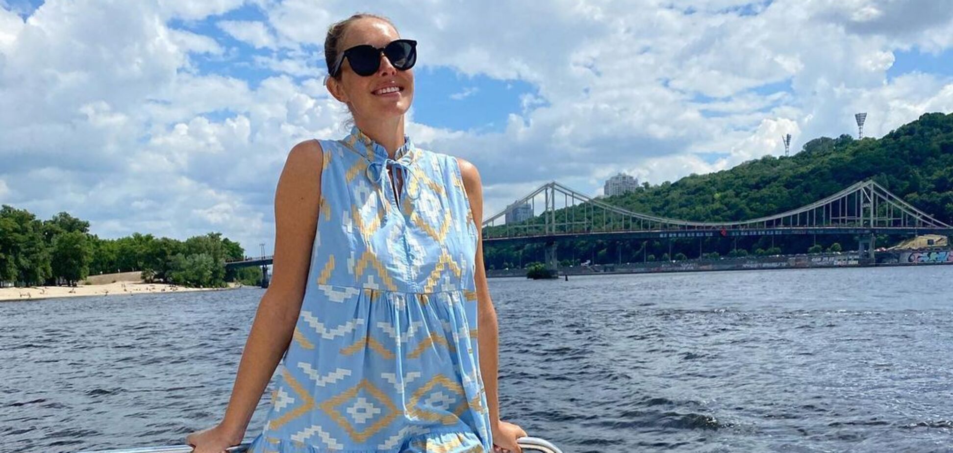 Беременная Осадчая снялась в модном полосатом наряде. Фото