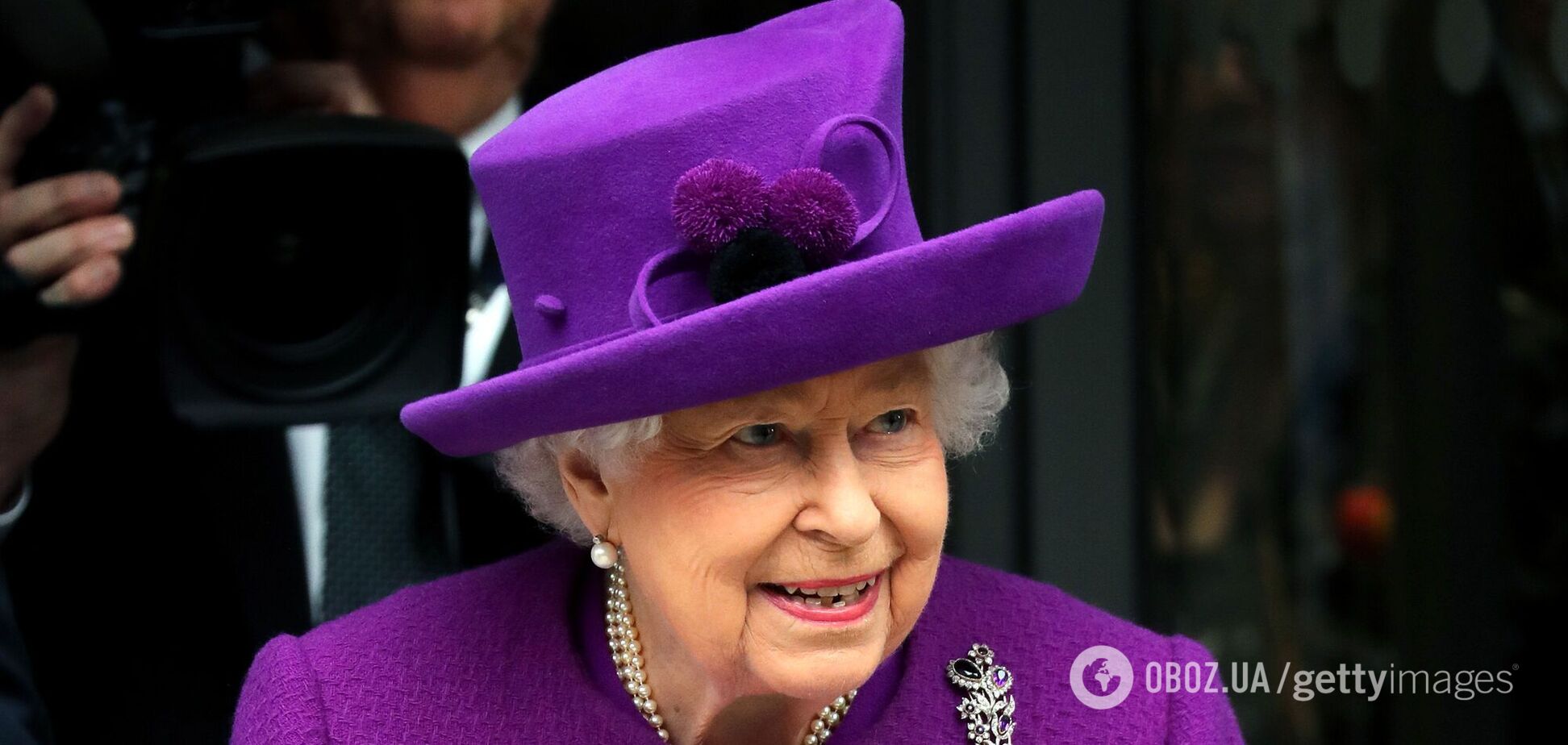 Елизавета II вышла в свет в стильном сиреневом наряде. Фото