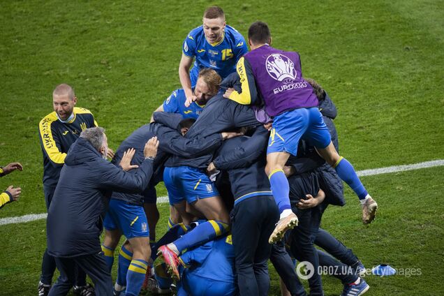 Гравці збірної України святкують перемогу