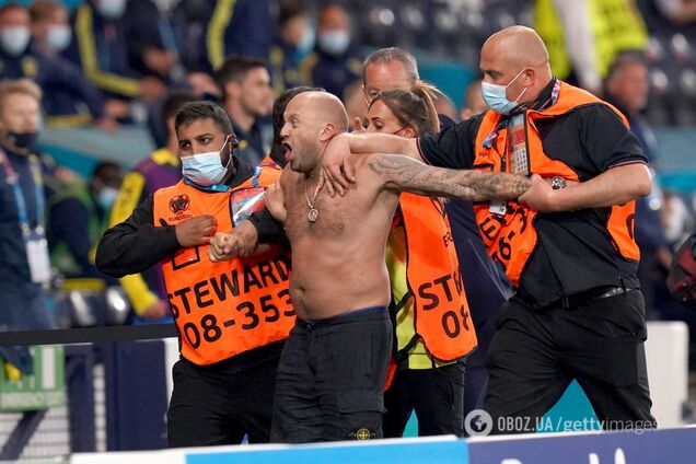 Фанат выбежал на поле