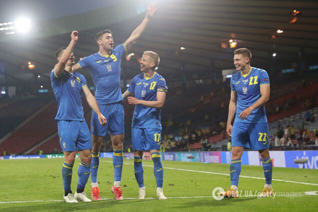 Николай Матвиенко (справа) с игроками сборной Украины