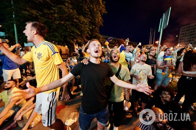Україна в чвертьфіналі Євро! Фанати влаштували гучне свято в центрі Києва