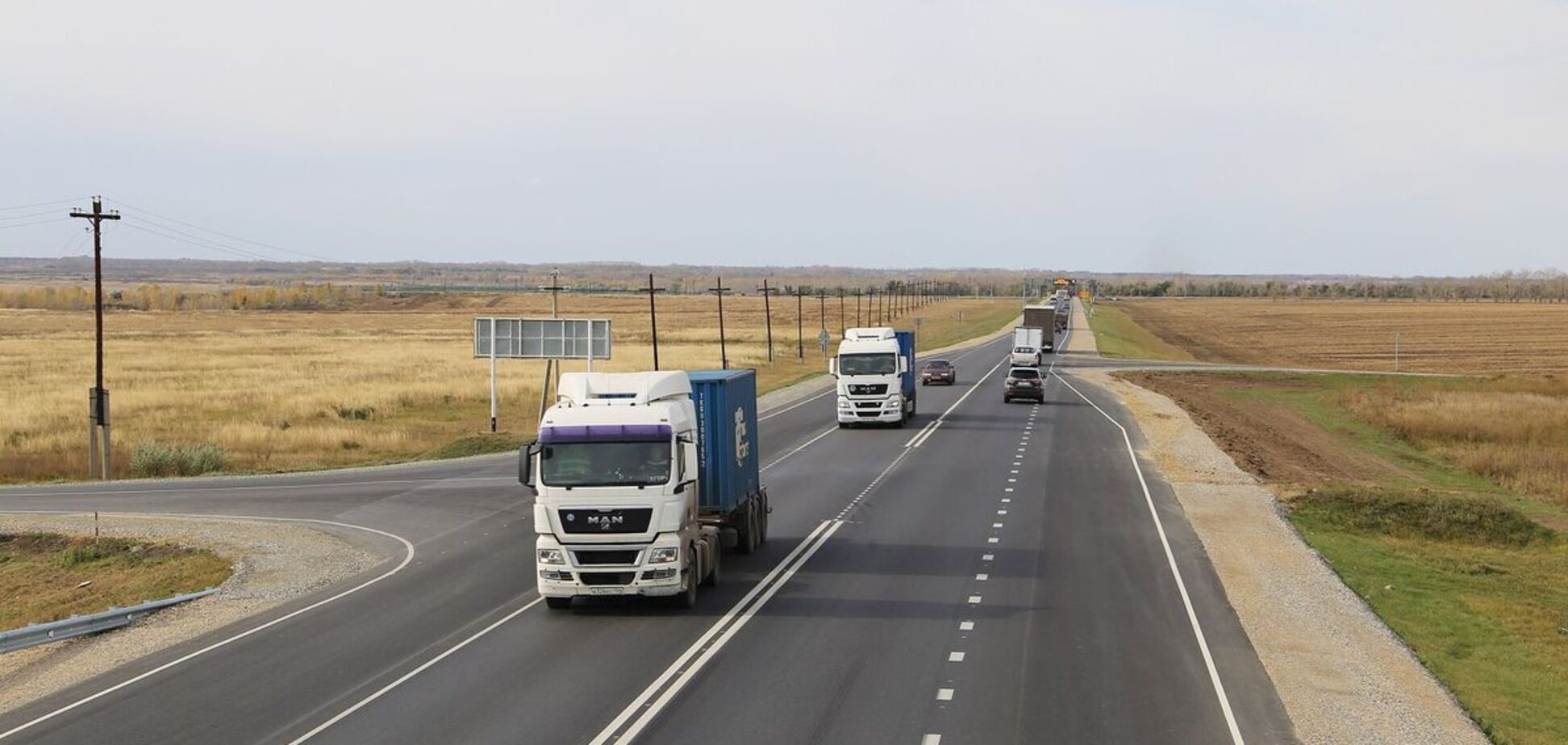 Експерт розповів, як Зеленський домігся того, аби перевантажені фури більше не розбивали доріг