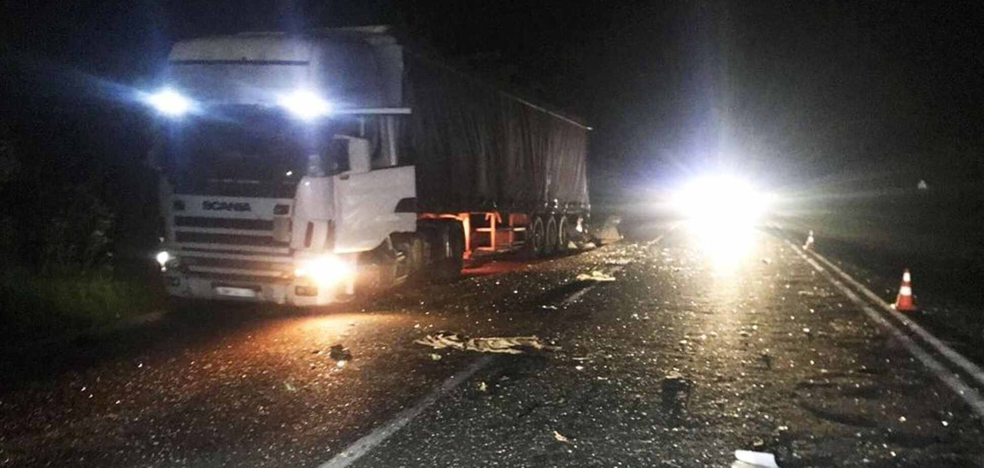 Під Бердичевом автомобіль протаранив вантажівку: одна людина загинула, двоє в реанімації. Фото