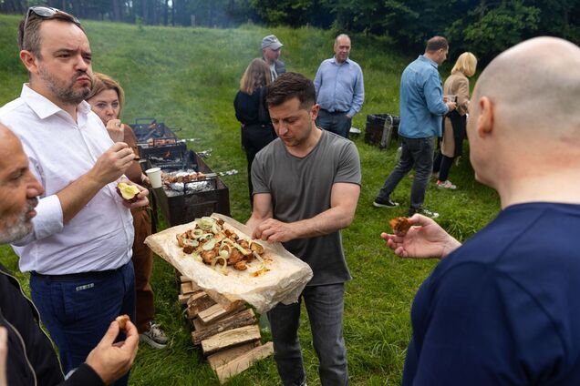 Зеленський привітав журналістів із професійним святом і покликав на пікнік. Фото