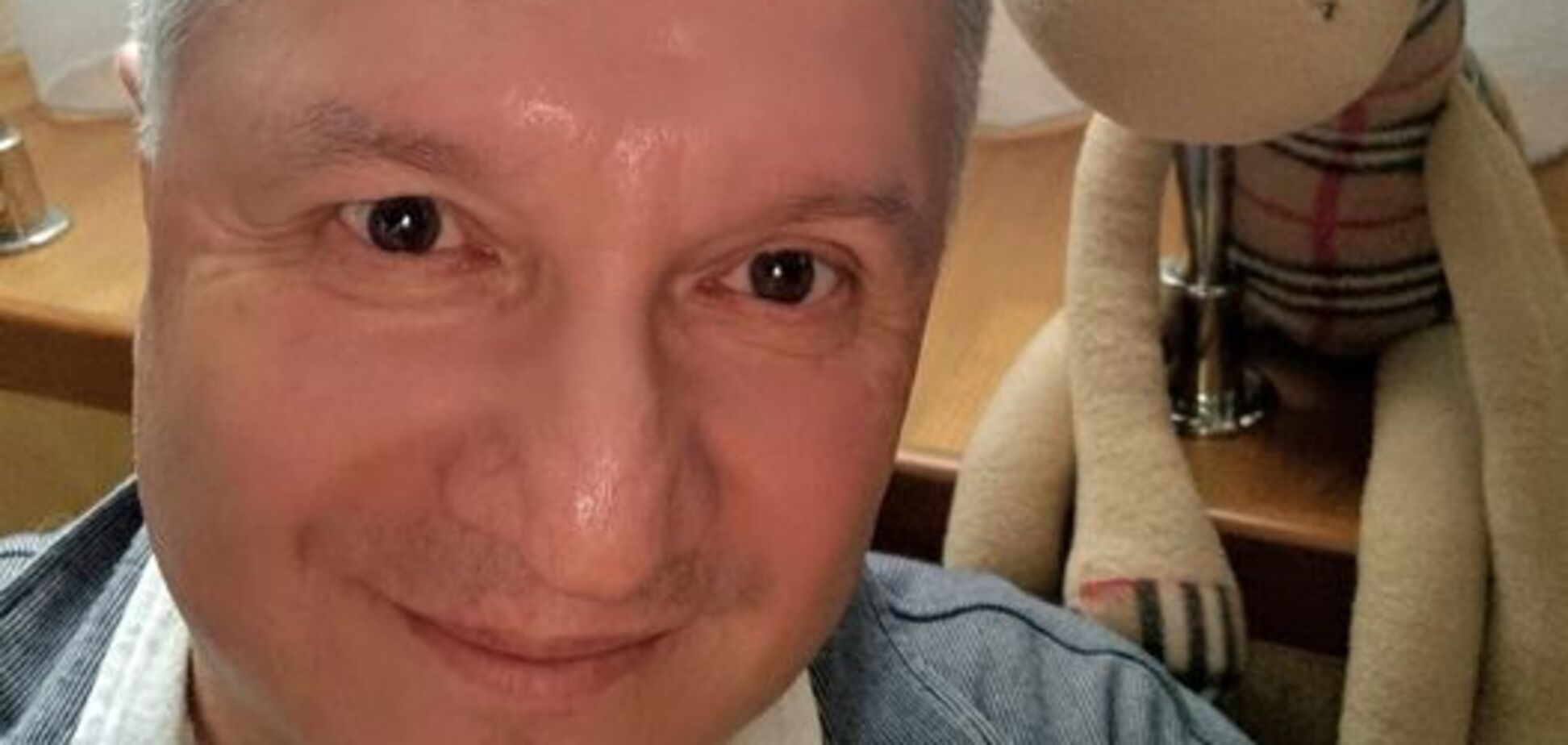 Аваков сделал селфи с плюшевым животным. Фото