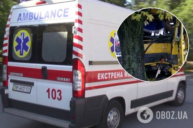 Во Львове маршрутка с пассажирами врезалась в дерево: ранены 5 человек