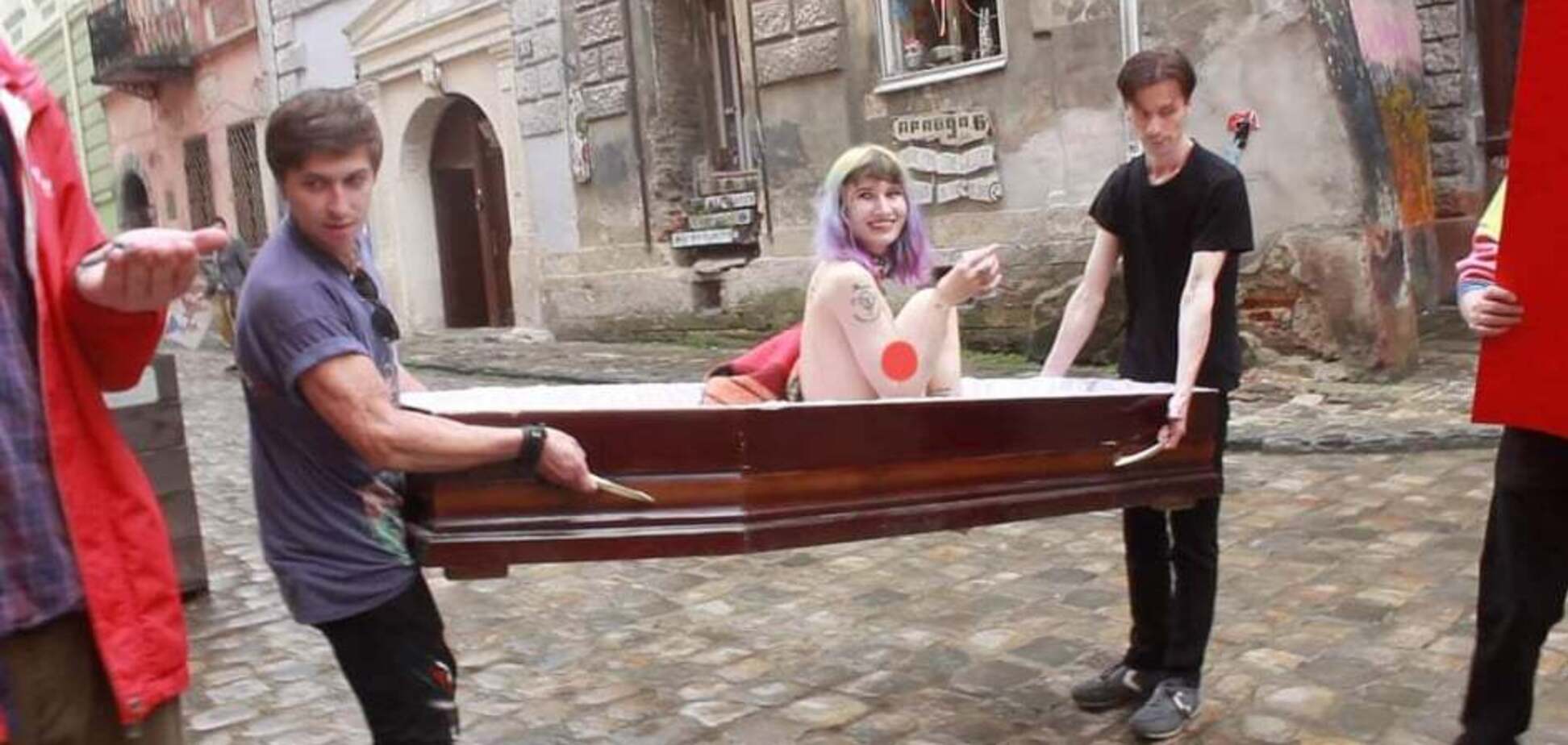 По центру Львова носили обнаженную девушку в гробу: что это было. Фото и видео