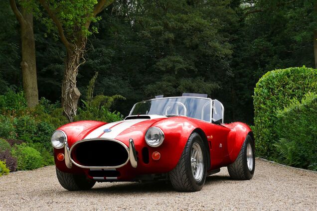 AC Cars анонсировала сразу три версии Cobra