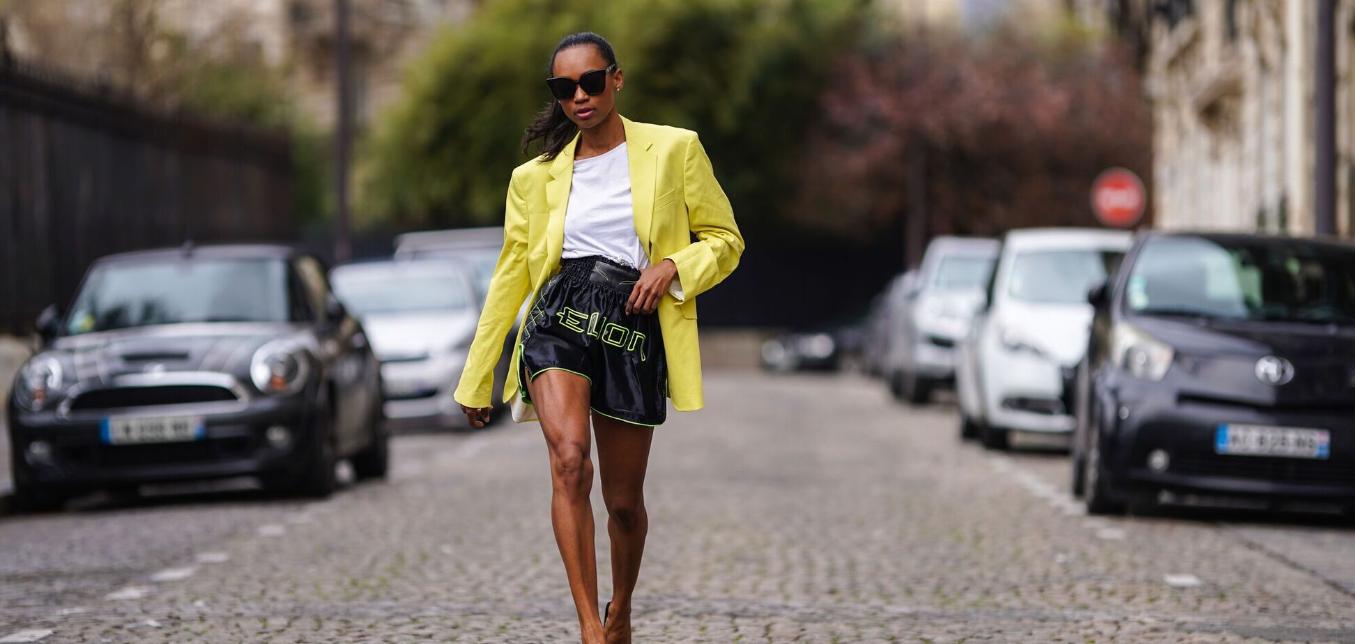 Модные шорты на резинке