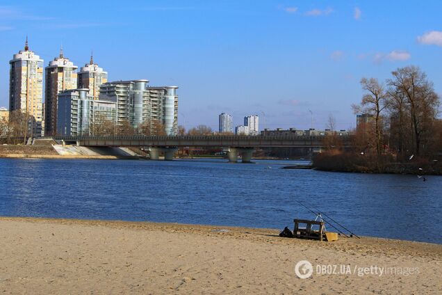 У Києві 'зацвів' Дніпро: міська влада закликала утриматися від купання. Відео